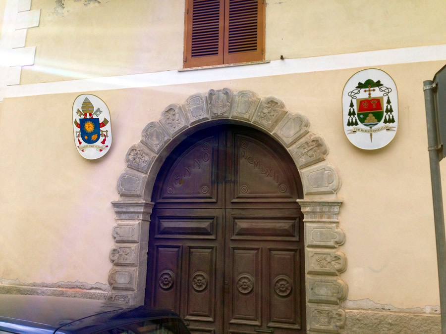 Lo stemma di Papa Francesco e di Mons. Ciro Miniero al palazzo vescovile di Vallo della Lucania