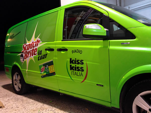 esplosione di colori per il tour kiss kiss e scotch brite