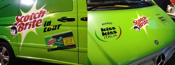 esplosione di colori per il tour kiss kiss e scotch brite